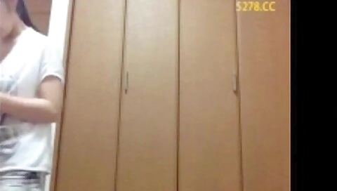 240508童顔でエロ可愛い女子の谷間135