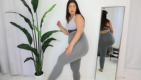 Bri Martinez - The Best Leggings For Curvy Girls